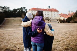 Mujer ucraniana con sus dos hijos menores